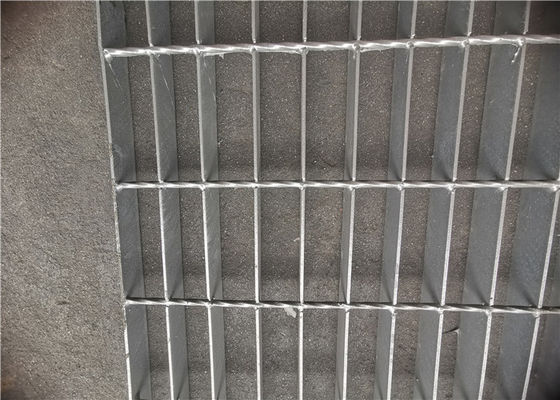 La reja de acero de la prolongación del andén peatonal serró la reja galvanizada sumergida caliente