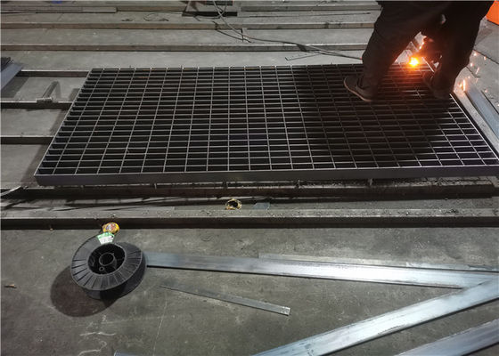 La reja de acero de la prolongación del andén peatonal serró la reja galvanizada sumergida caliente