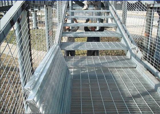 La escalera inoxidable serrada pisa la reja de acero