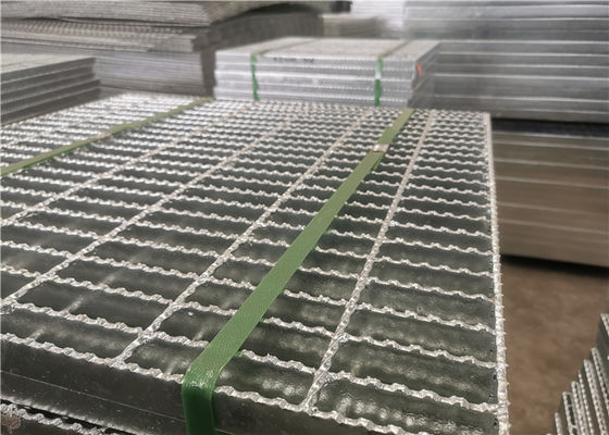 La reja de acero de acero de la plataforma de carbono Q235 galvanizó forma serrada del cuadrado