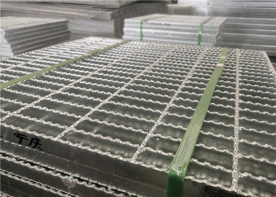 La reja de acero de acero de la plataforma de carbono Q235 galvanizó forma serrada del cuadrado