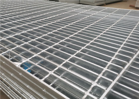 Acero serrado de la plataforma de la pisada de escalera que ralla 3X30 galvanizado sumergido caliente