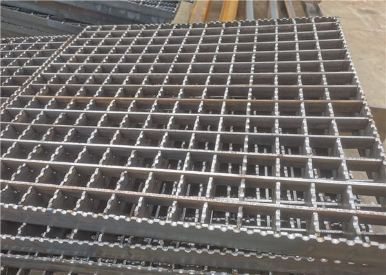 Acero serrado de la plataforma de la pisada de escalera que ralla 3X30 galvanizado sumergido caliente