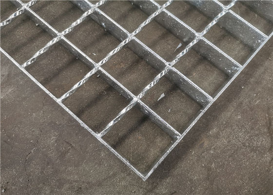 La reja de acero de acero de la plataforma de carbono Q235 galvanizó forma serrada del cuadrado