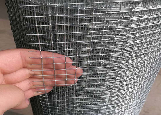 el alambre soldado con autógena el 1.5*1.5cm Mesh Fence 4x8 soldó con autógena los paneles del alambre para el gallinero de pollo