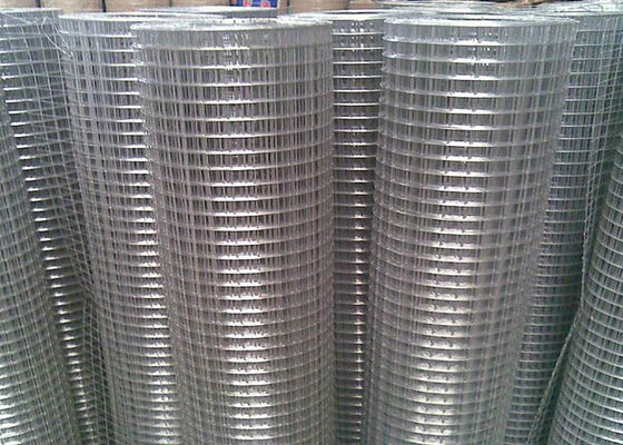 el alambre soldado con autógena el 1.5*1.5cm Mesh Fence 4x8 soldó con autógena los paneles del alambre para el gallinero de pollo