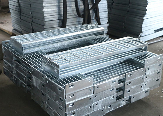 pisadas de escalera serradas 40x5m m de la reja de la barra para la ingeniería municipal