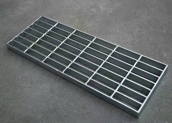 La inmersión caliente de la prolongación del andén galvanizó la reja de acero