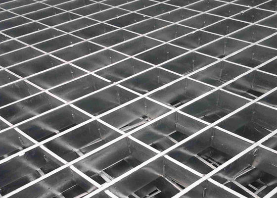 La armadura llana soldó con autógena el acero que rallaba la plataforma constructiva galvanizada 50x5m m