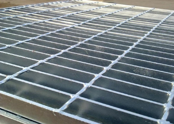 La armadura llana soldó con autógena el acero que rallaba la plataforma constructiva galvanizada 50x5m m