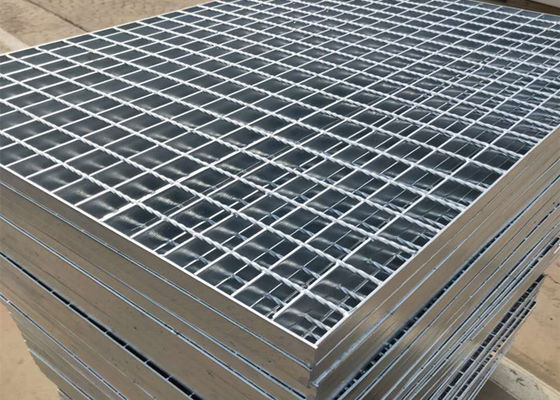 La protección del moho soldó con autógena la reja de acero 32x5m m que el cuadrado serró no resbalón