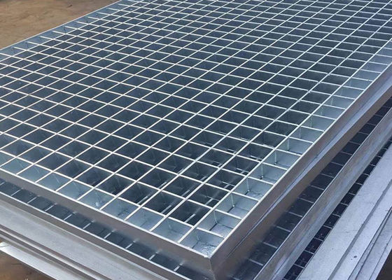 La protección del moho soldó con autógena la reja de acero 32x5m m que el cuadrado serró no resbalón