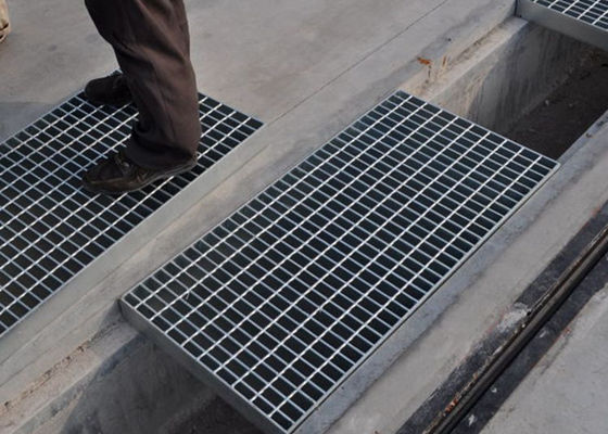 Metal de la prolongación del andén del dren del parque que ralla resistencia de impacto ligera de 30X100m m