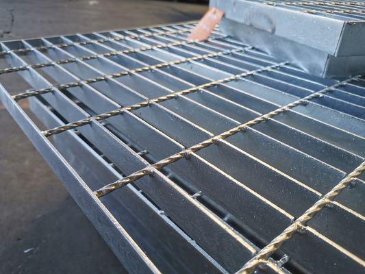 32x3m m galvanizaron el macho de estampar de rejilla de acero de la placa cerrado para la calzada de la calzada