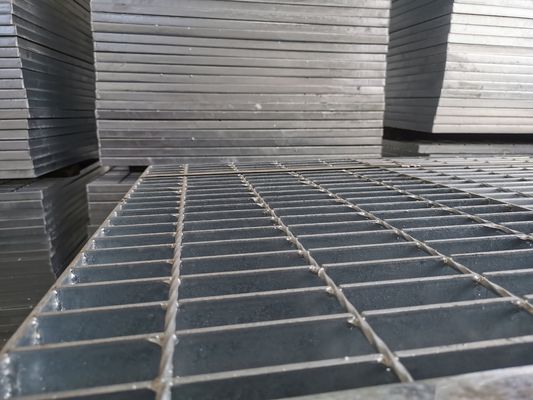 32x3m m galvanizaron el macho de estampar de rejilla de acero de la placa cerrado para la calzada de la calzada