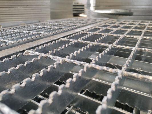 estructura ligera gruesa corrosiva anti de la plataforma 4m m de la reja del metal de 50*5m m