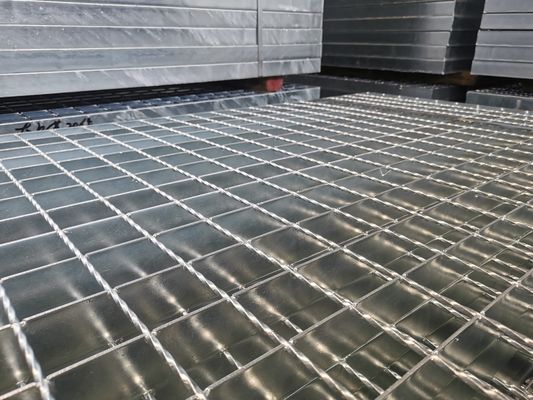 La barra de acero serrada industrial de carbono del SGS que rallaba la inmersión caliente galvanizó