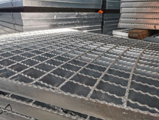 El puerto cuadrado no patina la escalera de acero de la rejilla pisa 40m m para la ingeniería del saneamiento