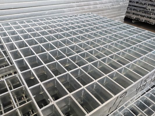 Tipo plano escalera de acero galvanizada 76m m de la disipación de calor de la rejilla que ralla estándar de NAAMM
