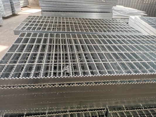 Tipo plano escalera de acero galvanizada 76m m de la disipación de calor de la rejilla que ralla estándar de NAAMM