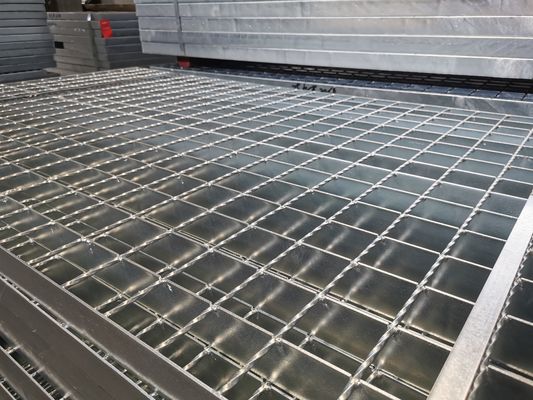 La inmersión caliente de rejilla de acero perforada de las pisadas de escalera del resbalón anti galvanizó 65X5m m