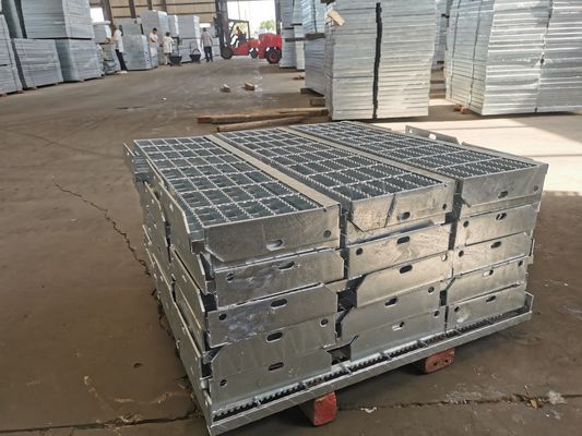 La inmersión caliente de rejilla de acero perforada de las pisadas de escalera del resbalón anti galvanizó 65X5m m