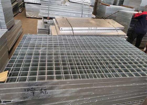 Materiales de construcción galvanizados resistentes del metal el rallar del piso de 3 x de 25m m