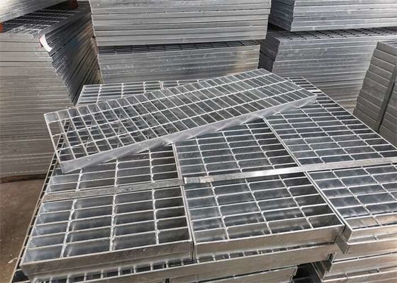 Estilo serrado 60m m de rejilla de acero galvanizado de las pisadas de escalera de la inmersión caliente