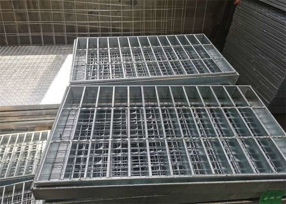 Estilo serrado 60m m de rejilla de acero galvanizado de las pisadas de escalera de la inmersión caliente