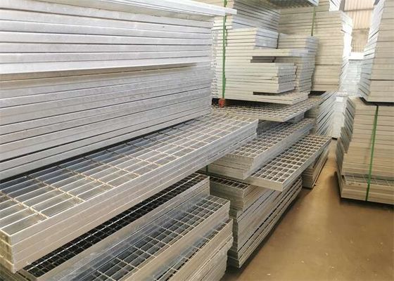 Anchura de acero de la reja 1250m m de la calzada de la corrosión anti para las fábricas de productos químicos