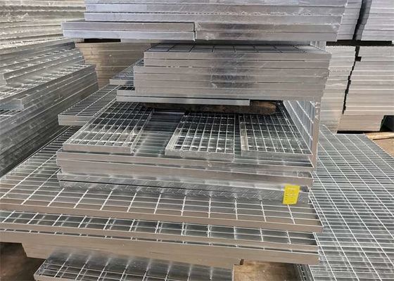 Pisadas de escalera industriales de la plataforma 5m m de rejilla de acero gruesos para el puente ferroviario