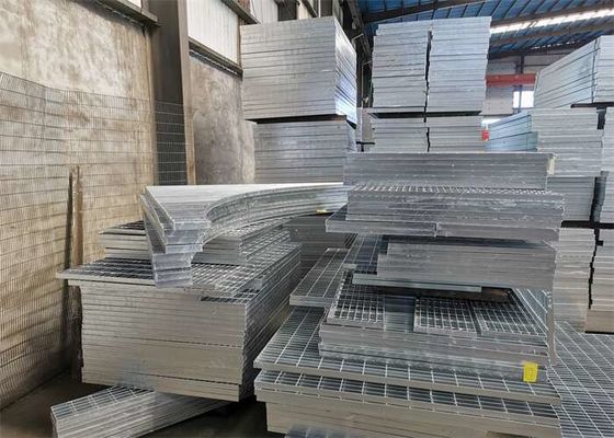 La escalera anti de la resbalón de 48 pulgadas pisa el molino de rejilla de acero de la calzada acabado