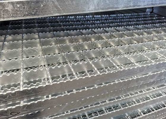 Reja de acero 100m m de las pisadas de escalera de la resbalón anti estándar AS1657 para el estacionamiento