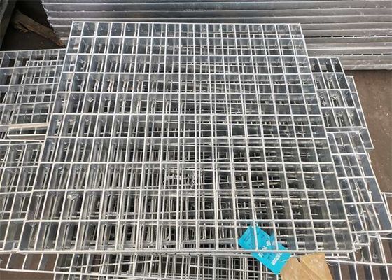Dentado no patinar la inmersión caliente de rejilla de acero de las pisadas de escalera de 32*3m m galvanizó