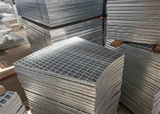 La calzada de acero resistente ralla la reja