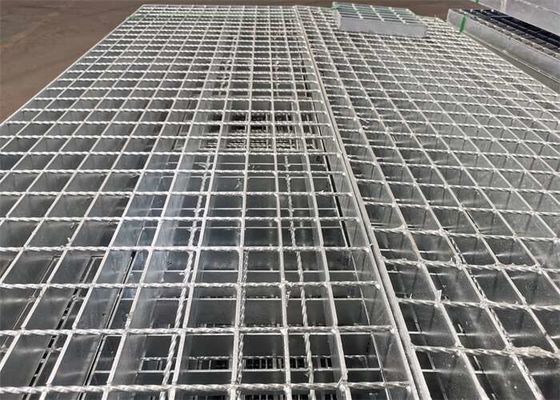 La calzada de acero del estacionamiento Q195 ralla el tipo serrado el rallar de I