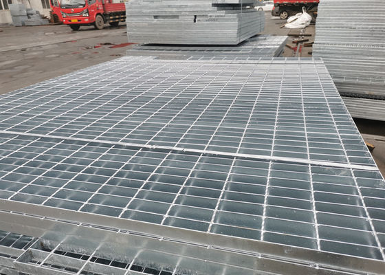 la inmersión caliente de 1000mm×6000m m galvanizó la reja de acero soldada con autógena la resistencia de acero de la resbalón de la acera