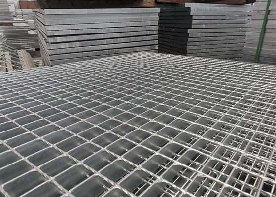 Resistentes galvanizados drenan rejas de acero inoxidables de la calzada de la rejilla 50m m