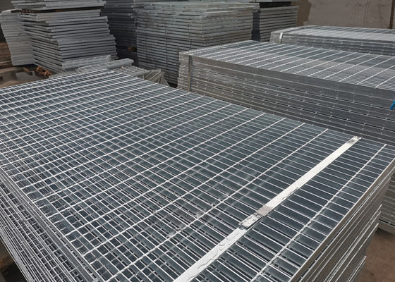 El piso de acero inoxidable de plata Q235 que rallaba la inmersión caliente galvanizó de alta resistencia
