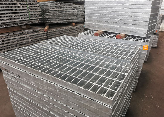 Piso galvanizado de la fábrica de productos químicos que ralla la soldadura de resistencia anti de presión de la resbalón