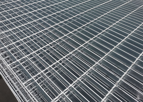 El piso de acero inoxidable de plata Q235 que rallaba la inmersión caliente galvanizó de alta resistencia