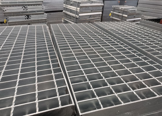 Reja de acero galvanizada serrada de la inmersión caliente de 30*100m m de alta resistencia
