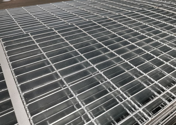 Reja de acero galvanizada serrada de la inmersión caliente de 30*100m m de alta resistencia