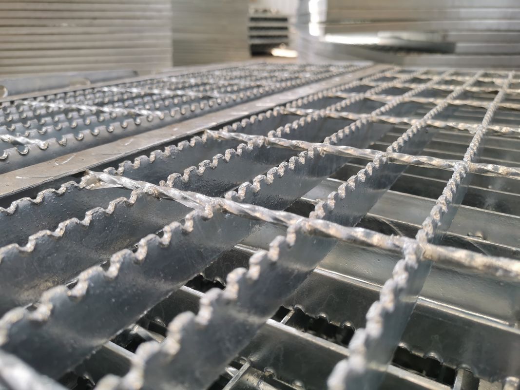 estructura ligera gruesa corrosiva anti de la plataforma 4m m de la reja del metal de 50*5m m