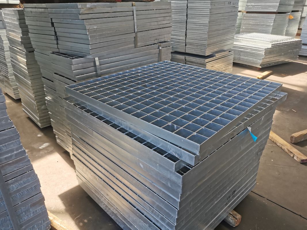 Tipo plano escalera de acero galvanizada 76m m de la disipación de calor de la rejilla que ralla estándar de NAAMM